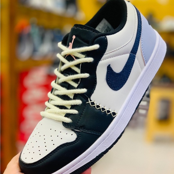 Nike Men's Black and White Sneakers